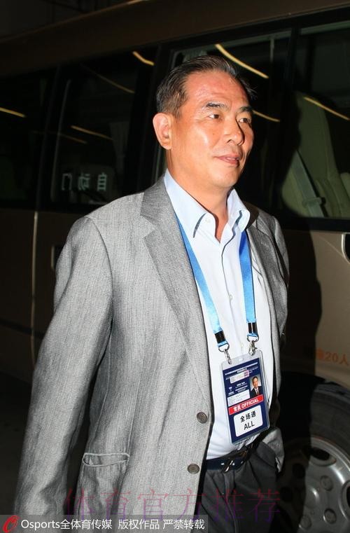 佩兰正式出任中国男足主教练 蔡振华赠送队服 佩兰正式出任中国男足主教练 蔡振华赠送队服